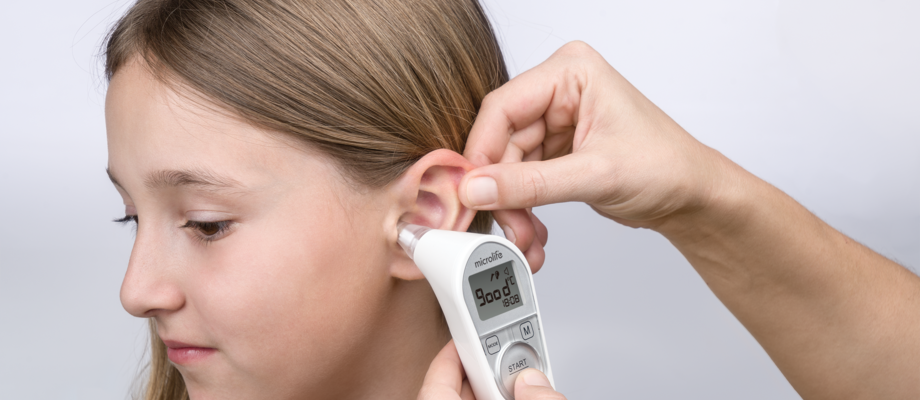 ACCUsens guidance system confirms the right position in the ear with a «good» on the LCD display and a beep.